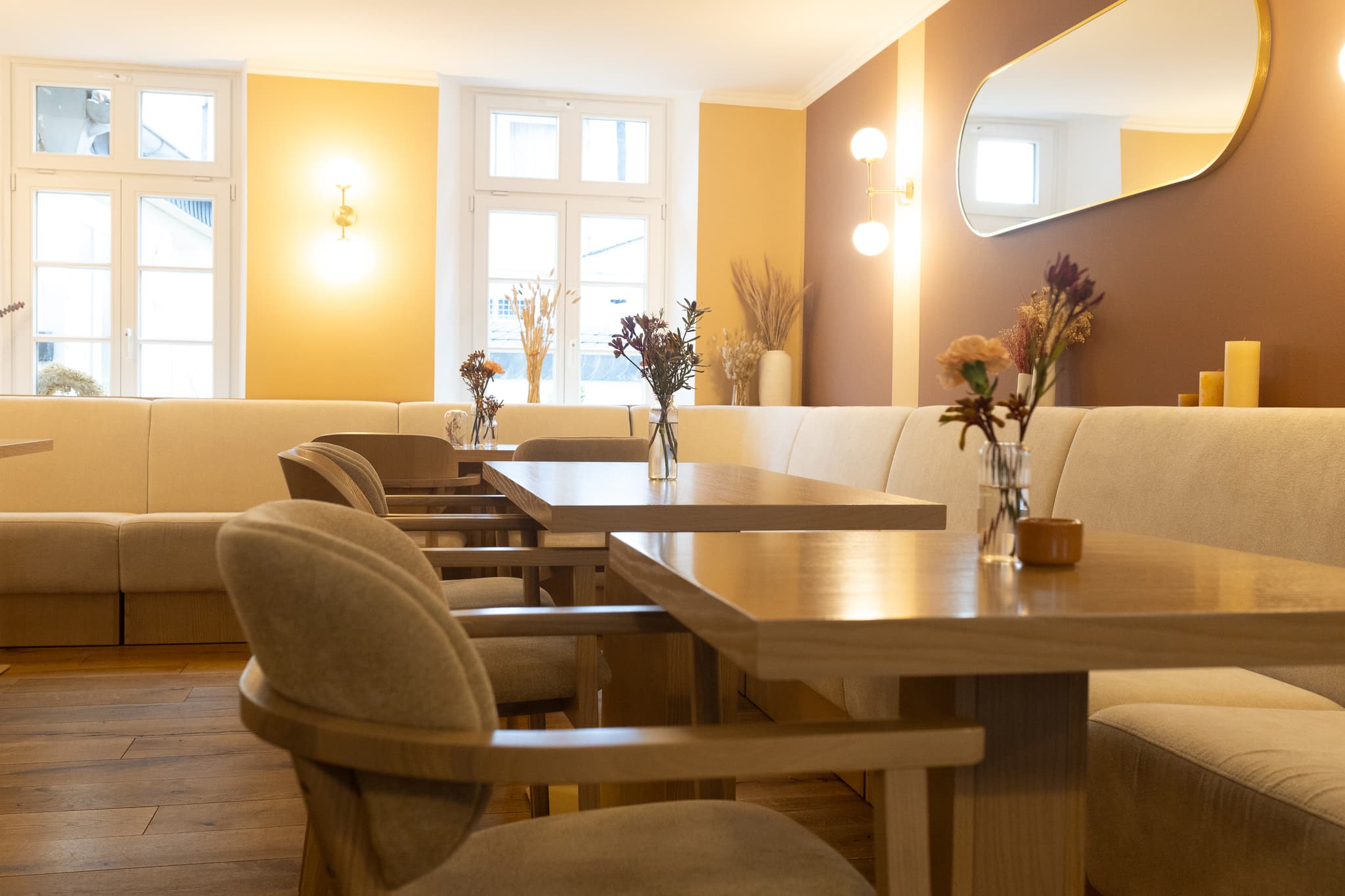 Innenbereich mit Kaffeebar im Nashe Cafe Monheim am Rhein