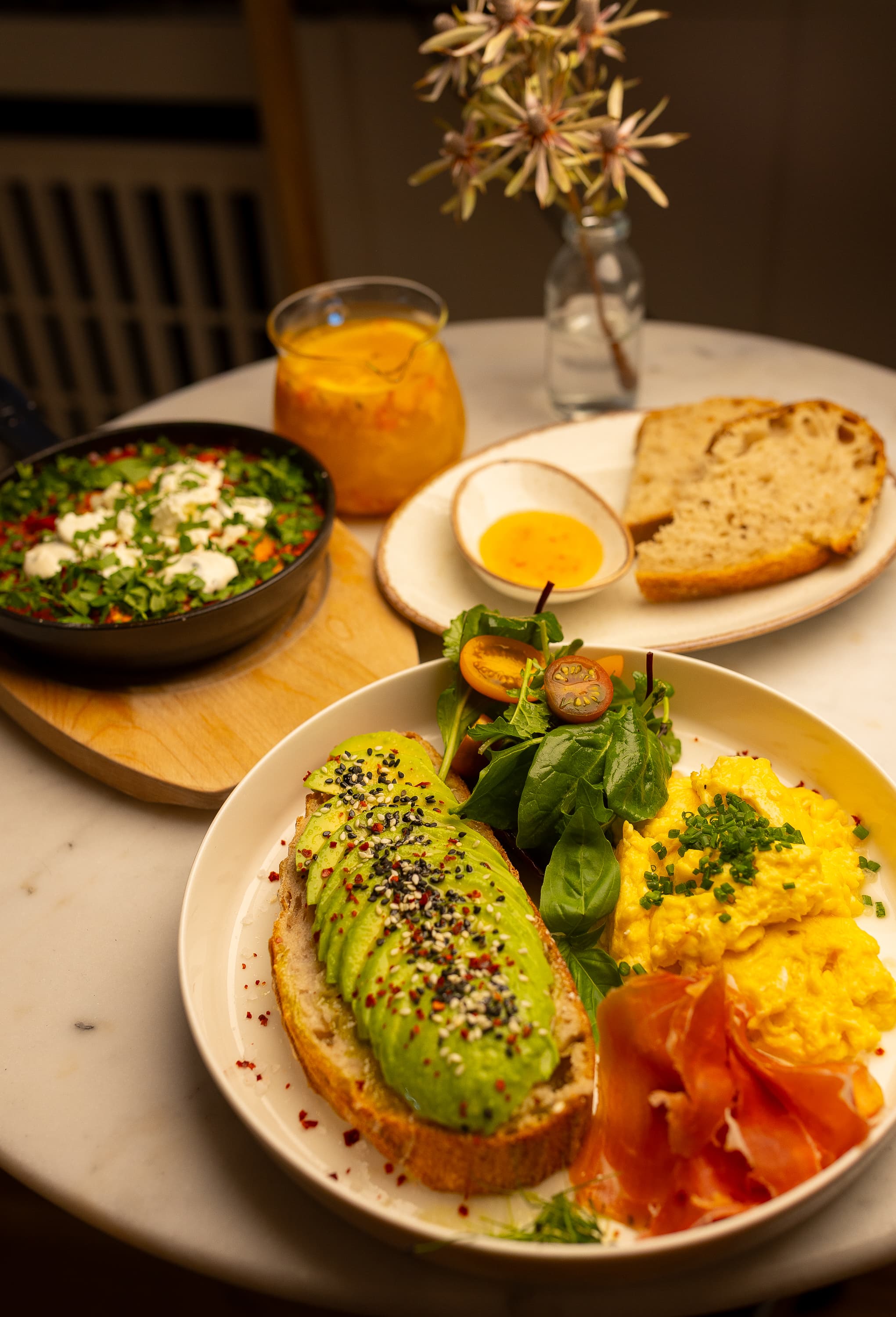 Gedeckter Frühstückstisch im Nashe Cafe Monheim am Rhein