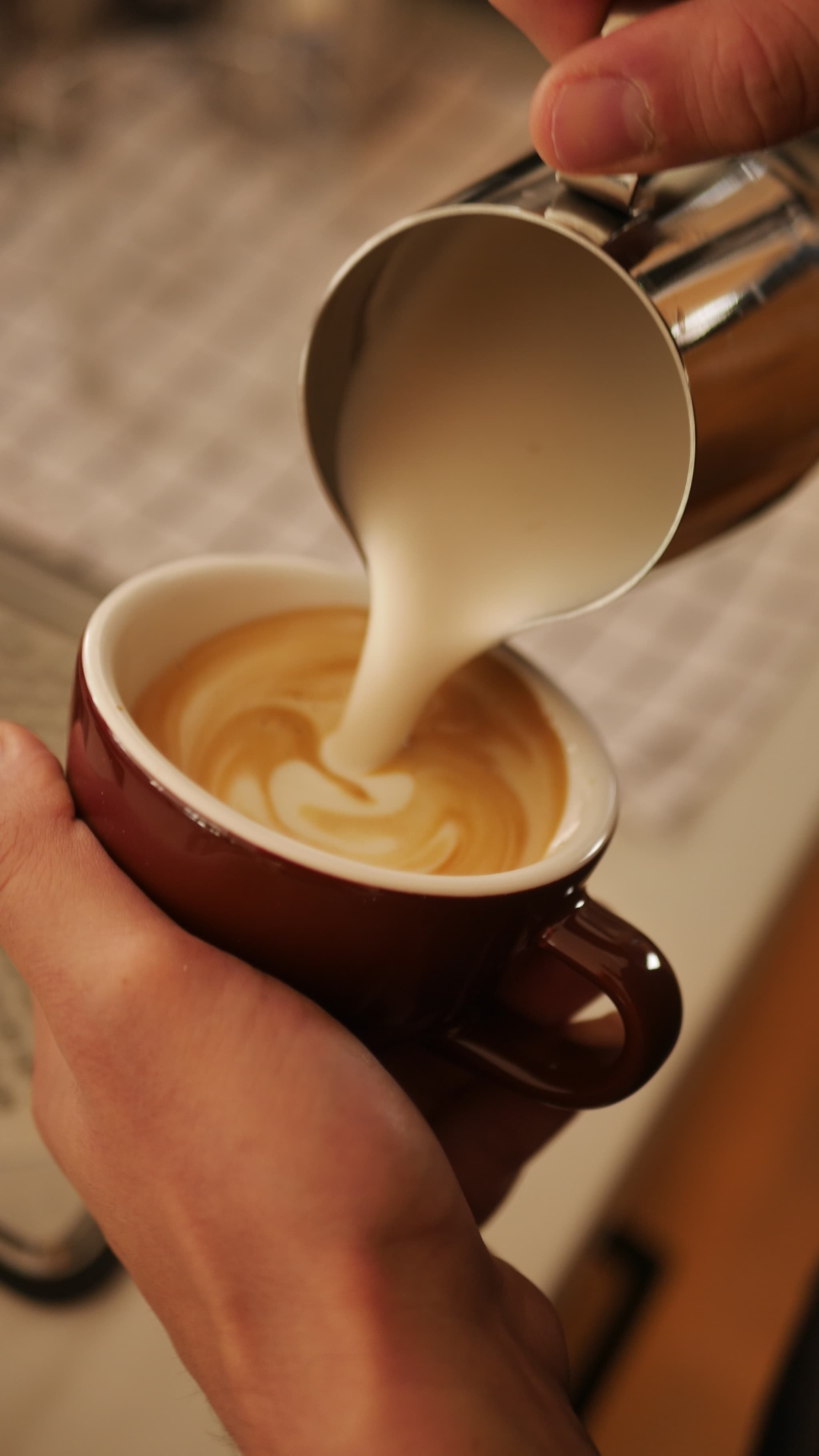 Cafe Latte mit Latte Art im Nashe Cafe Monheim
