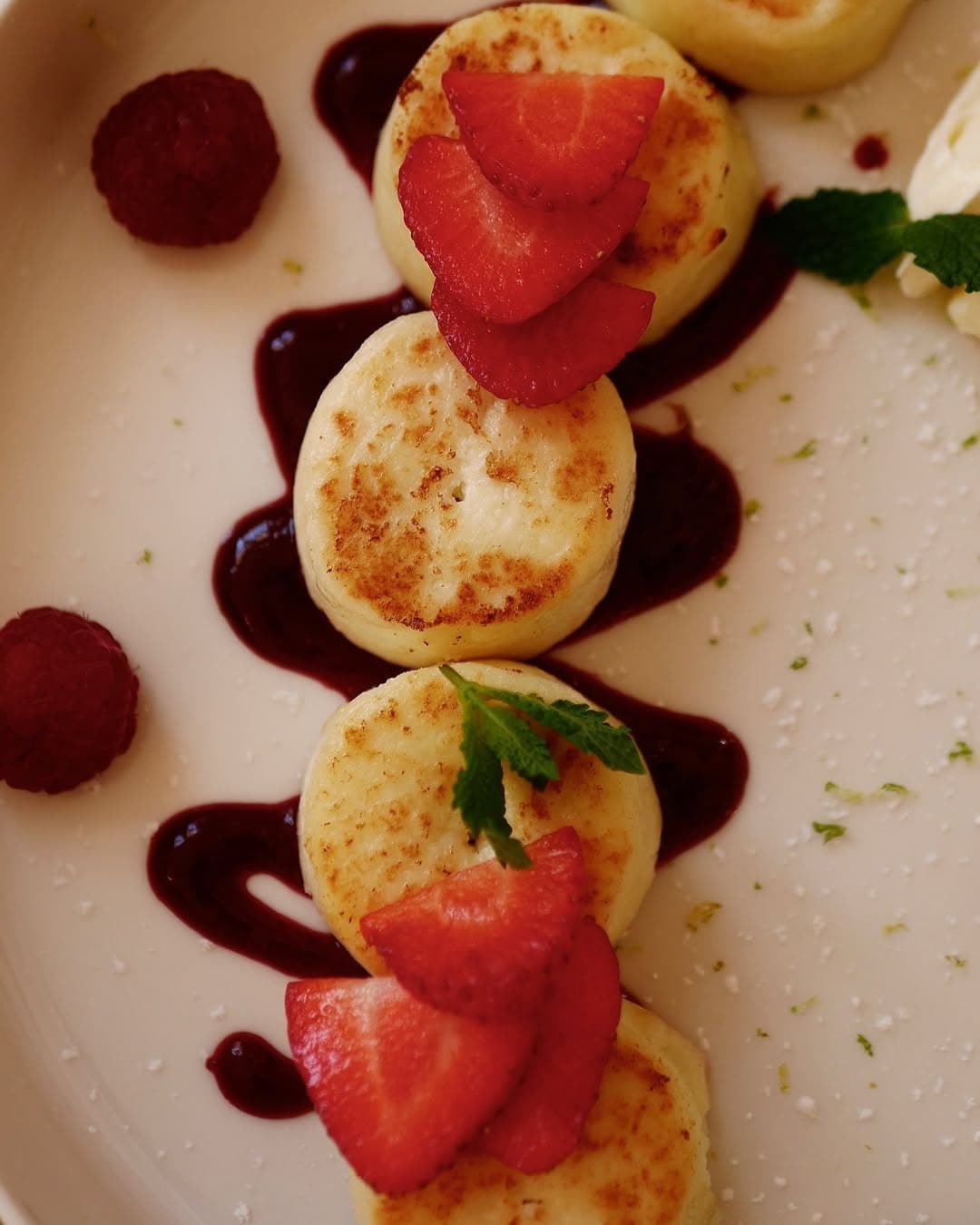 Süsse Syrniki, ukrainische Quarkpfannkuchen, im Nashe Cafe